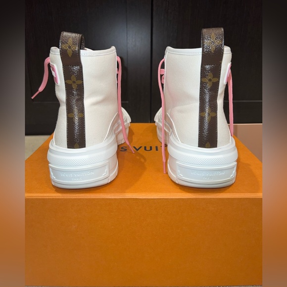 Pink and white Louis Vuitton Squad Sneaker - Picture 2 of 6